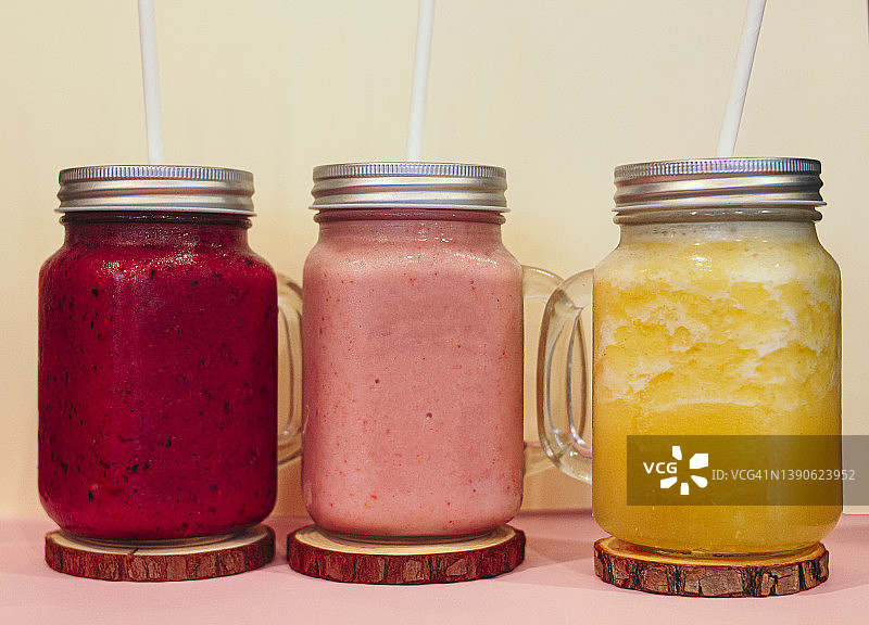 装有纯素冰沙的小玻璃罐图片素材