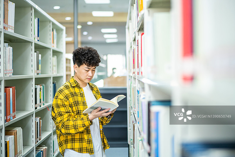 亚洲成年学生在图书馆借书图片素材