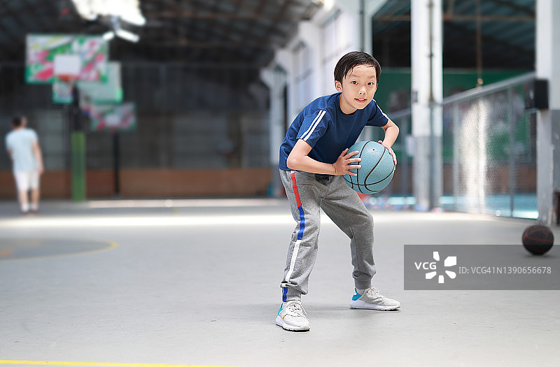 小男孩打篮球图片素材