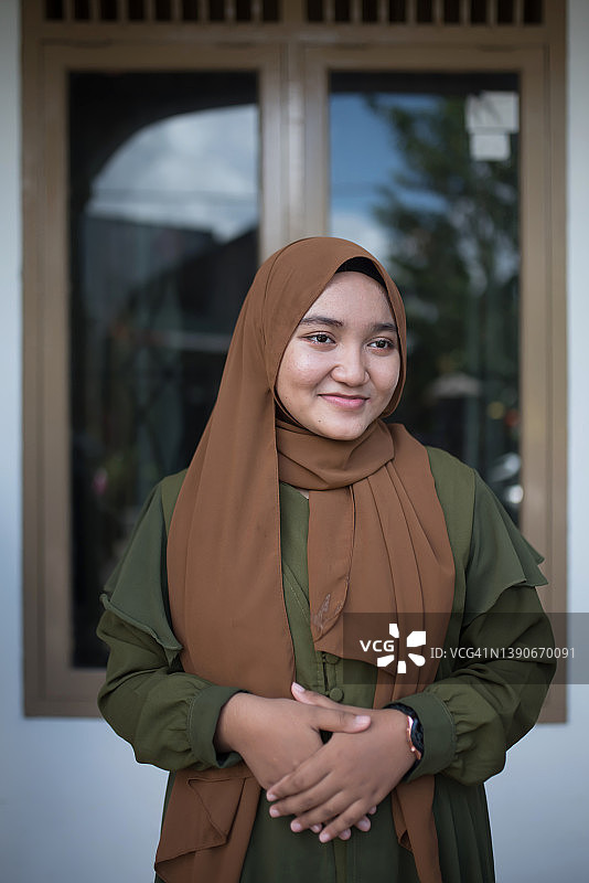 戴头巾的少女肖像图片素材