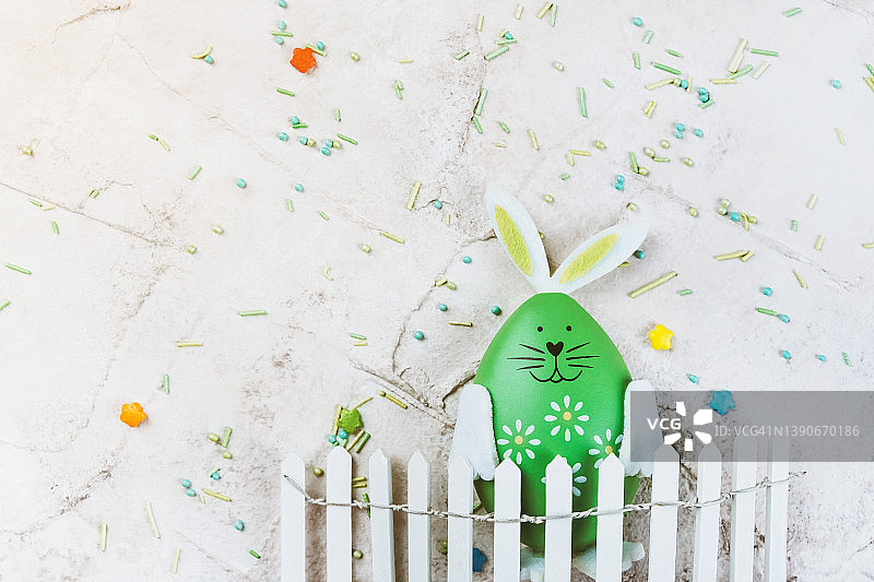 围栏后面的复活节兔子彩蛋图片素材