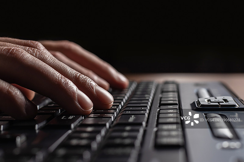 在现代办公室工作，打字键盘，规划工作项目的手部特写图片素材