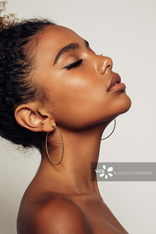 有着卷发的漂亮非洲女孩图片素材