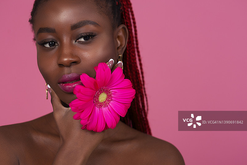 美丽的非洲裔女性肖像图片素材