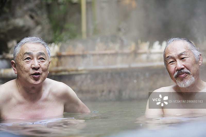 两位年长的男人在户外泡日式温泉图片素材