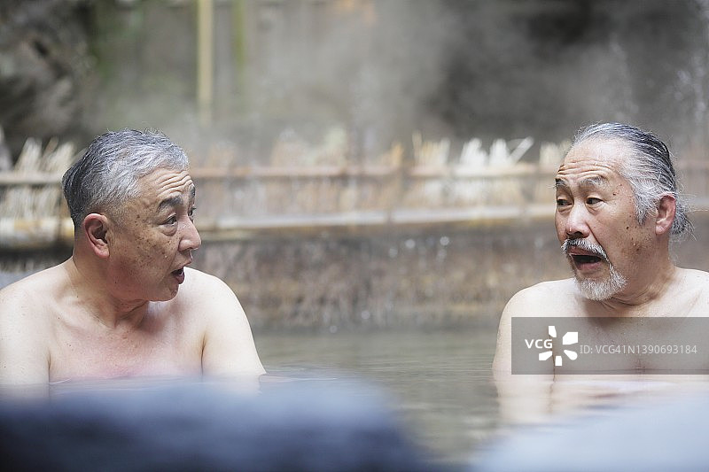 两位年长的男人在户外泡日式温泉图片素材