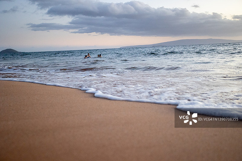 人群组成的波浪图片素材