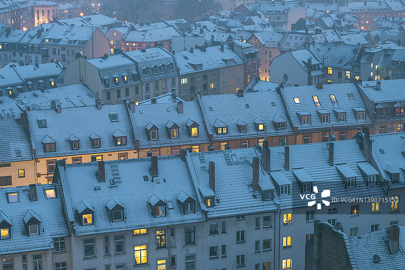 冬季黄昏的城市灯光高角度视图图片素材