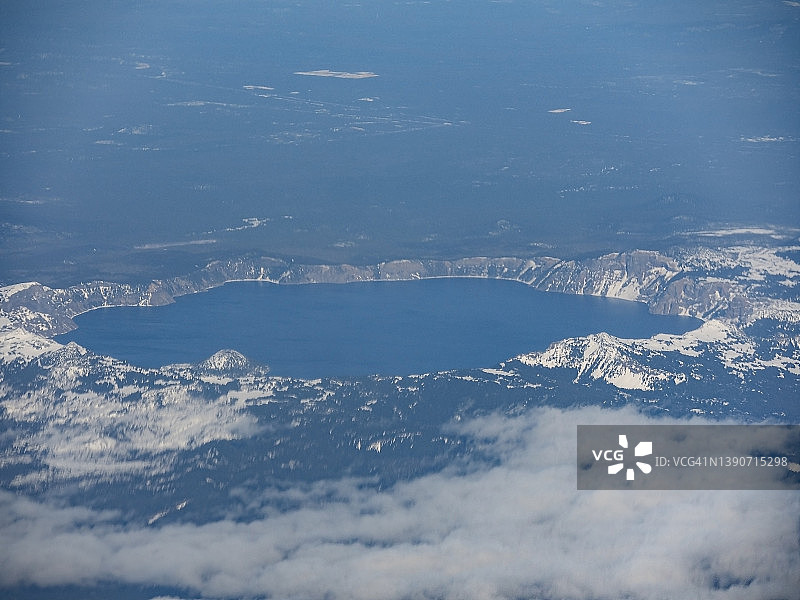 火山口湖和巫师岛航拍图片素材