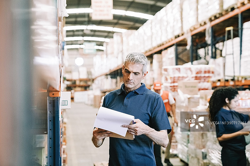 仓库经理检查库存图片素材