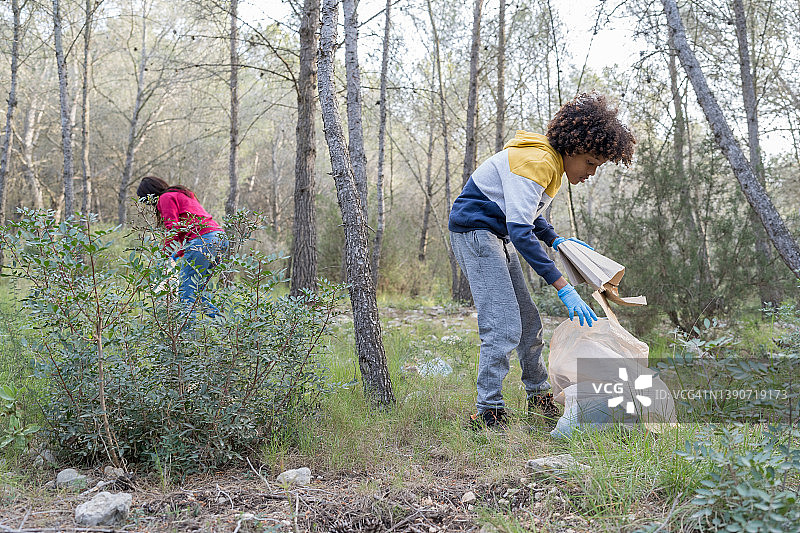 一家人在森林里捡垃圾图片素材