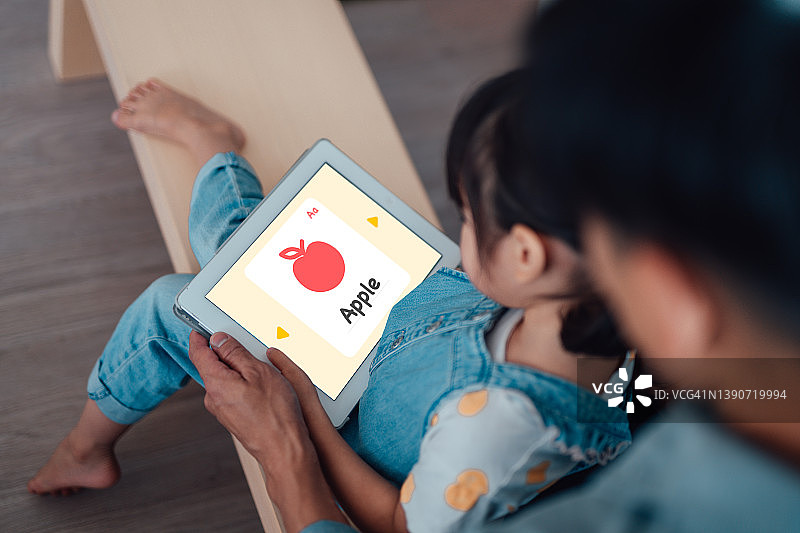 小女孩和父亲一起用平板电脑学习图片素材