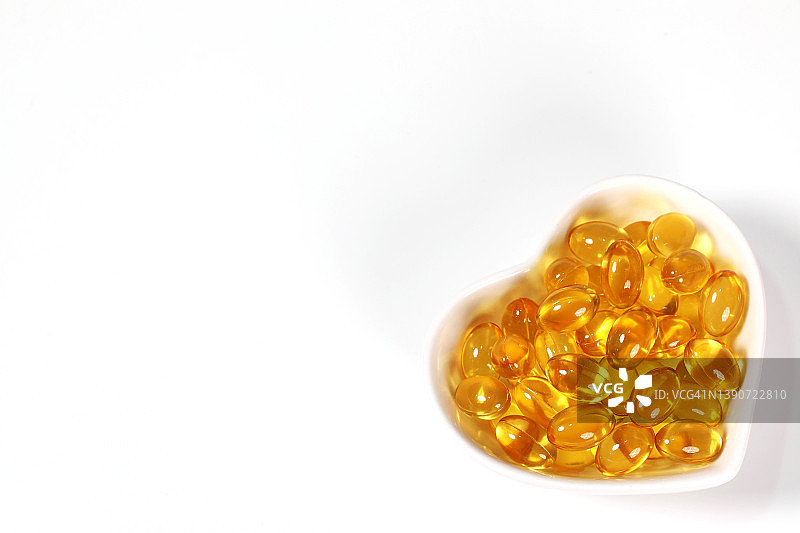 鱼油保健维生素：鳕鱼肝油Omega 3和DHA图片素材