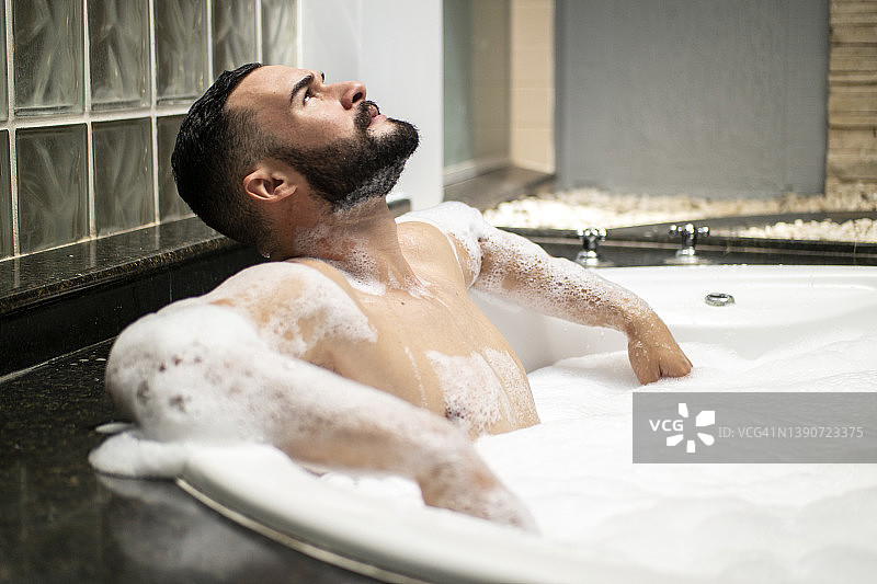 在浴缸里的男人图片素材