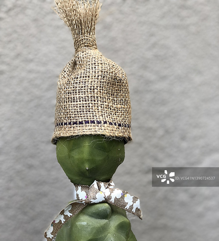 戴帽子和围巾的仙人掌人图片素材