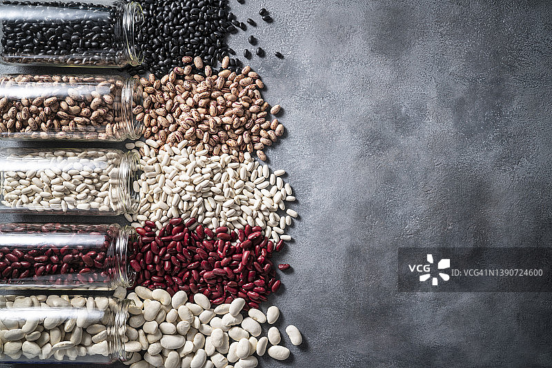 玻璃罐中的各种小扁豆图片素材