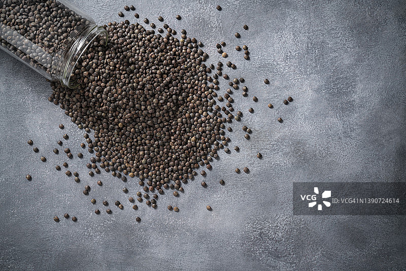 玻璃罐中的绿色扁豆，灰色石材背景图片素材