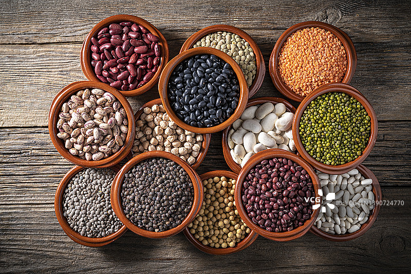 乡村木质背景上的什锦豆类图片素材