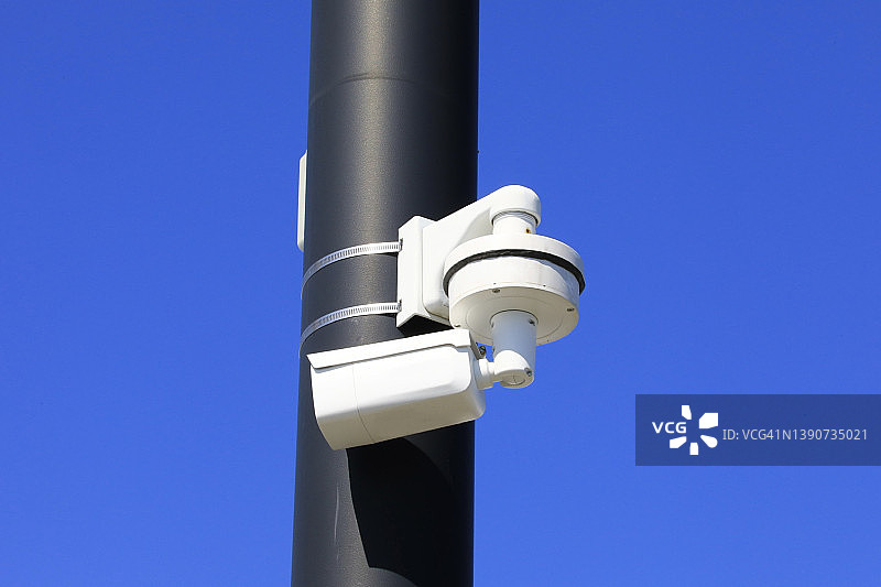 安装在杆子上的户外监控摄像头图片素材