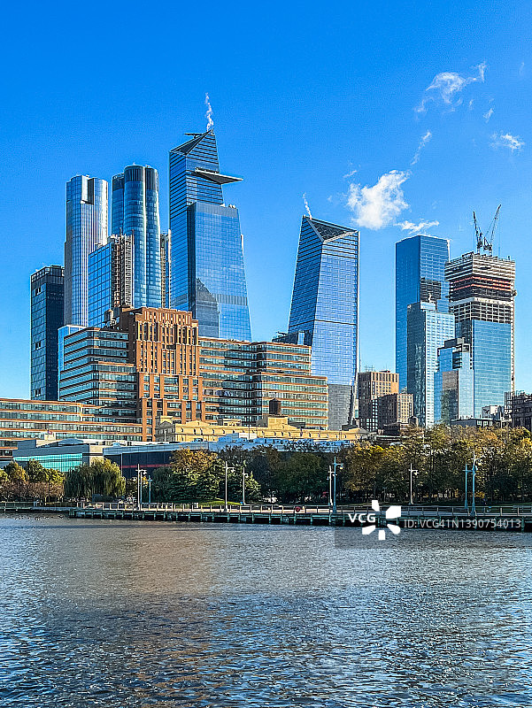 纽约62号码头看到的哈德逊城市广场和曼哈顿西区天际线图片素材