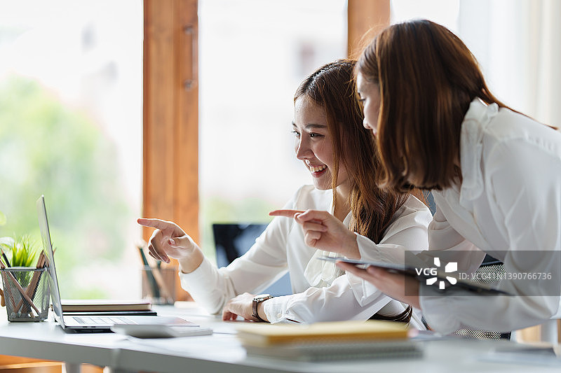 在线学习，教育和互联网社交疏远，防止COVID-19病毒概念。亚洲女学生在家用数字平板电脑与老师进行视频会议图片素材