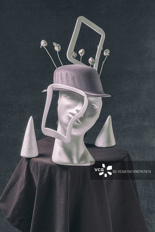 超现实静物：戴帽子头部模型，带有扭曲效果图片素材