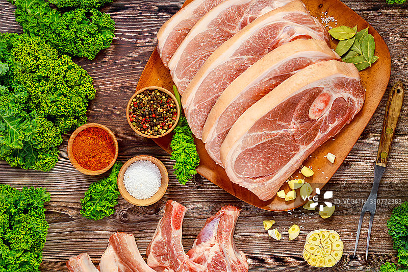 木板上放着切片的带香料生猪肩肉图片素材