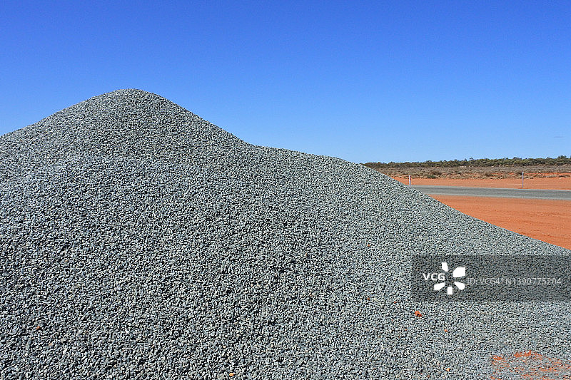 路边堆积的大量碎石图片素材