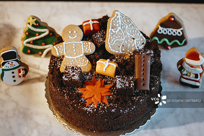 圣诞节装饰蛋糕和饼干、圣诞老人和圣诞树饼干、巧克力圣诞蛋糕、圣诞节庆祝蛋糕、新年庆祝蛋糕图片素材