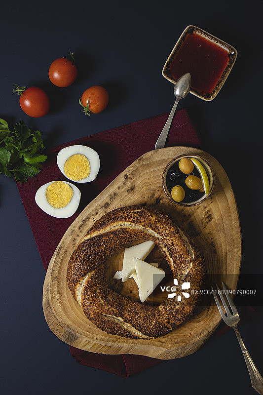 土耳其奶酪番茄面包圈木质背景早餐图片素材