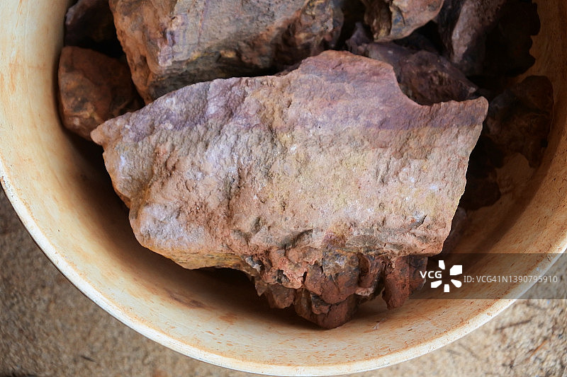 桶里的巨石图片素材