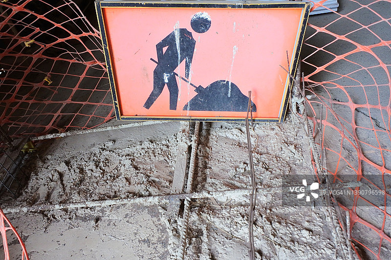 音乐会场地上的道路施工标志图片素材