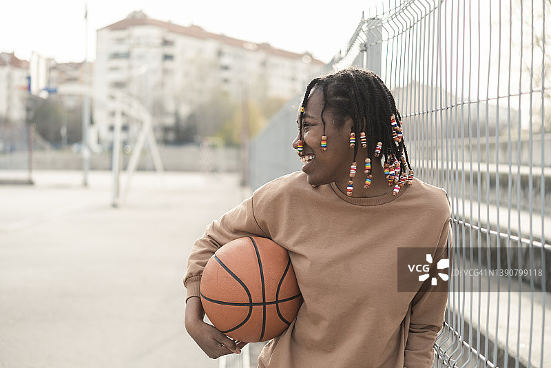 快乐的非洲裔女孩打完篮球后尽情享受图片素材