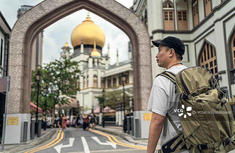 新加坡苏丹清真寺前的游客图片素材
