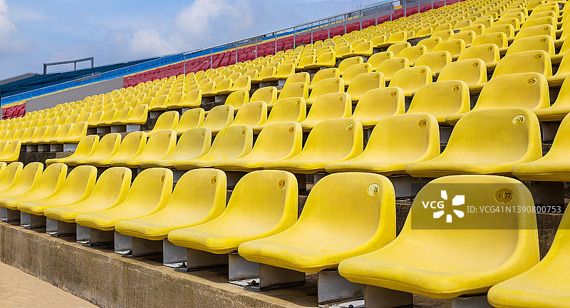 成排的黄色体育场座位图片素材