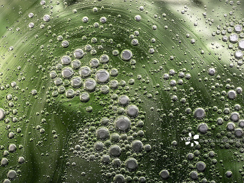 金属液体上气泡和水滴形成的抽象形状和纹理图片素材