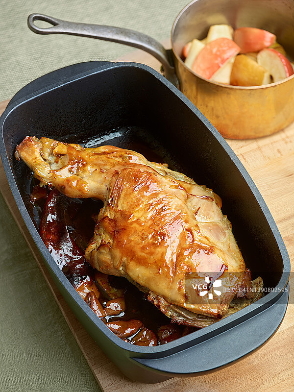 美味菜肴：苹果梨焖烤猪腿图片素材