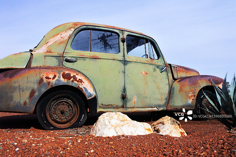 内陆地区一辆被遗弃的旧损毁车辆图片素材