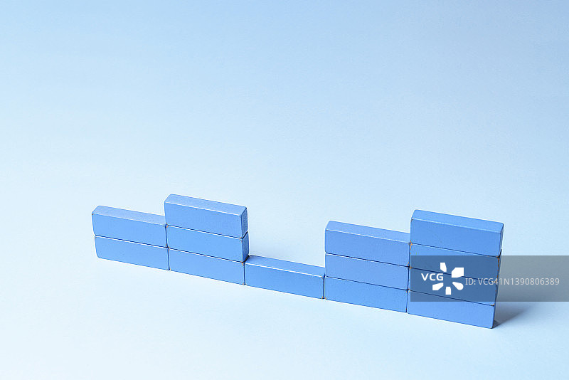 蓝色木制玩具积木制作的市场数据条形图图片素材