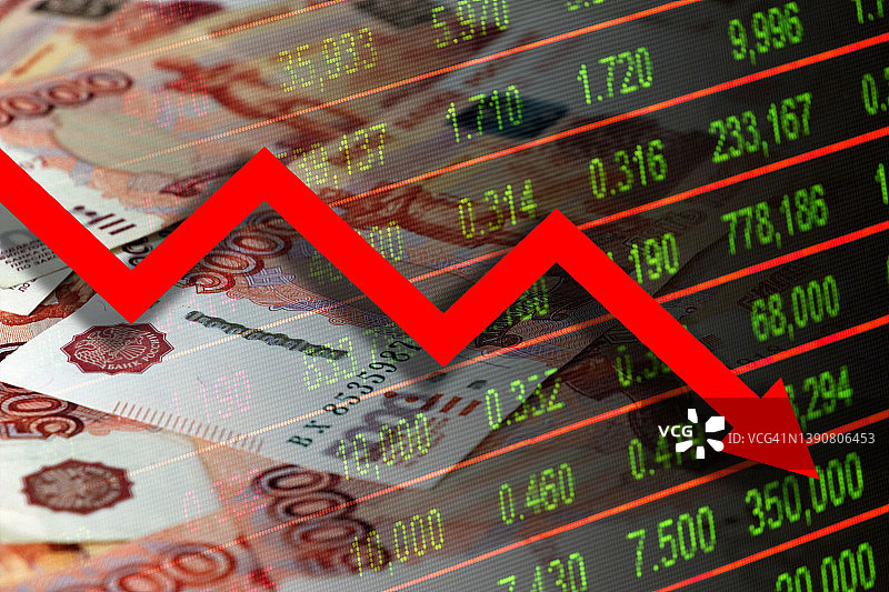 经济图表：俄罗斯卢布、股市指标和向下红色箭头图片素材