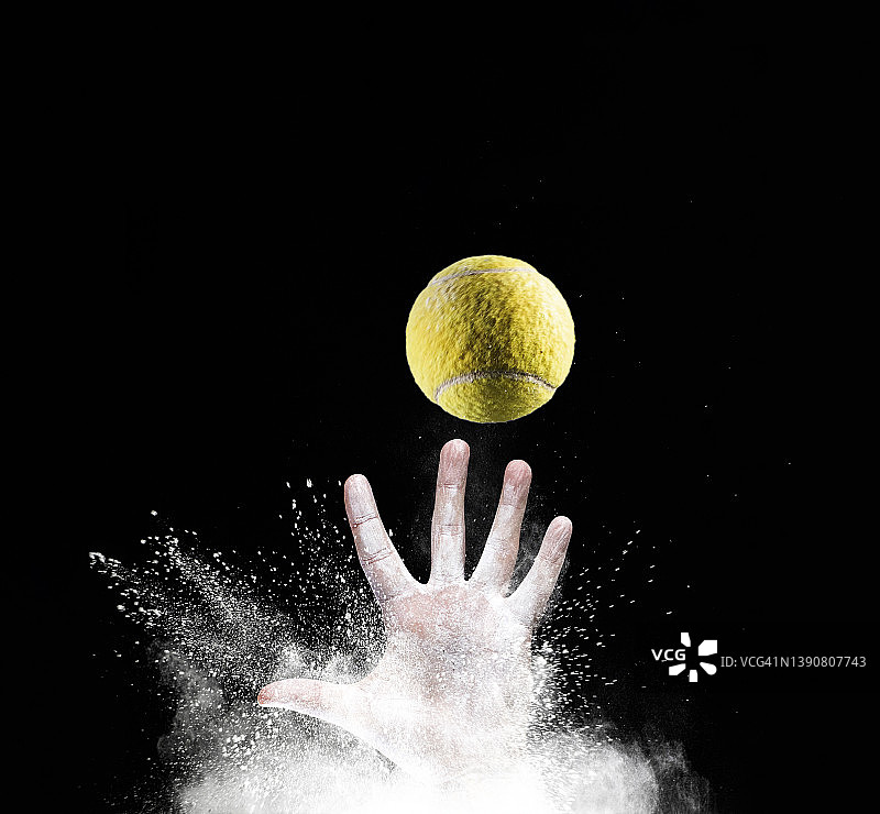 网球运动员接球的手部特写图片素材