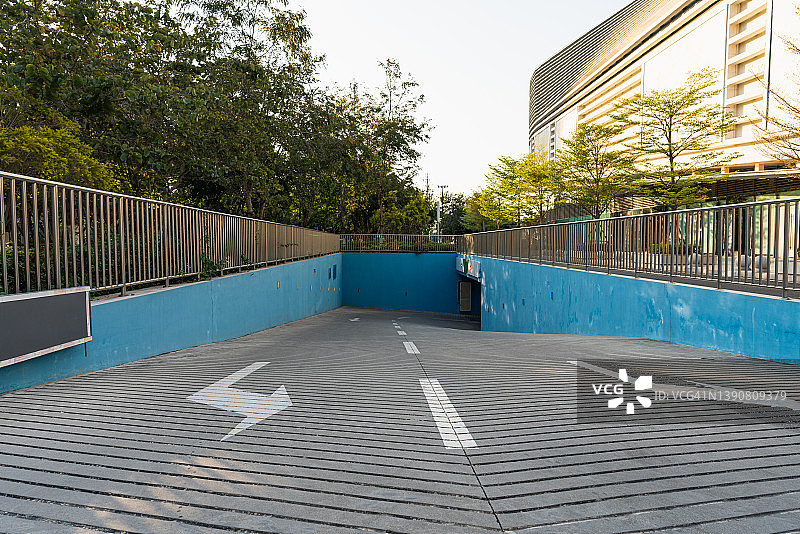 日落时分的地下停车场出口图片素材