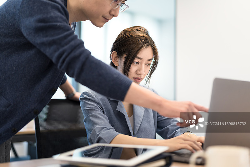 业务同事在办公室讨论业务计划。图片素材