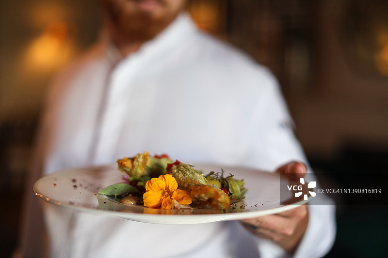 美食餐厅的主厨准备晚餐服务图片素材