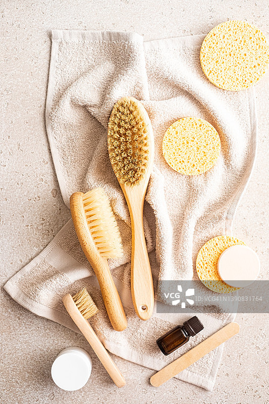 混凝土背景上的环保身体护理必需品套装：居家水疗，零浪费理念图片素材