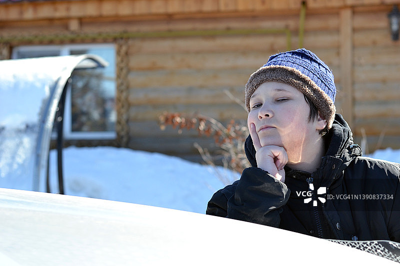 男孩站在汽车旁图片素材