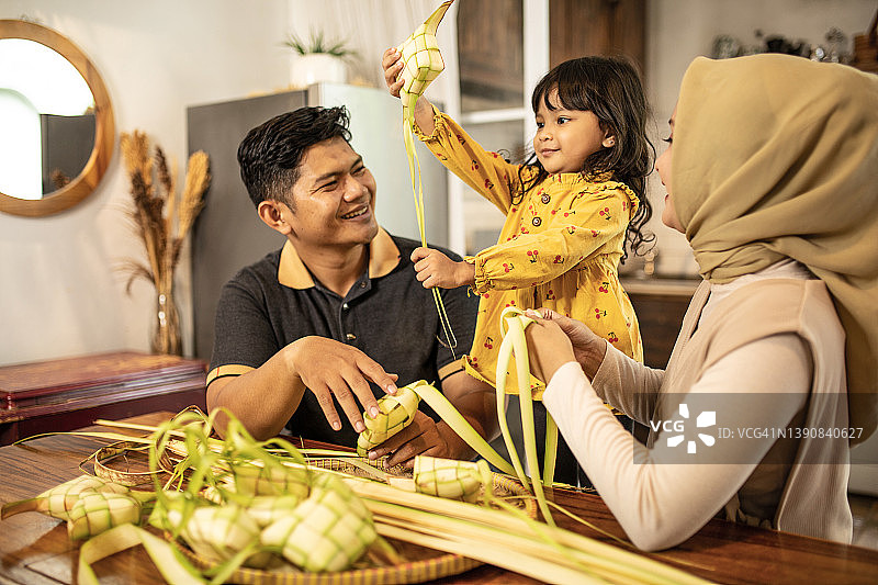 印度尼西亚一家人为开斋节一起编织Ketupat图片素材