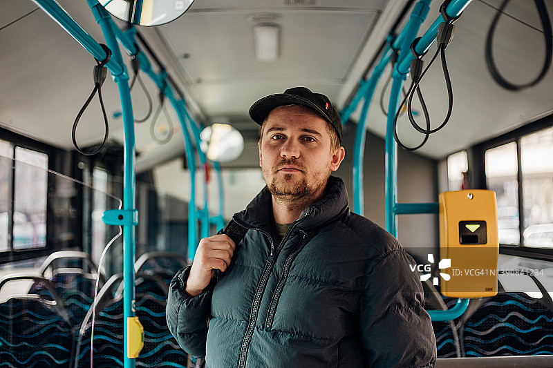 在公交车上的男人图片素材