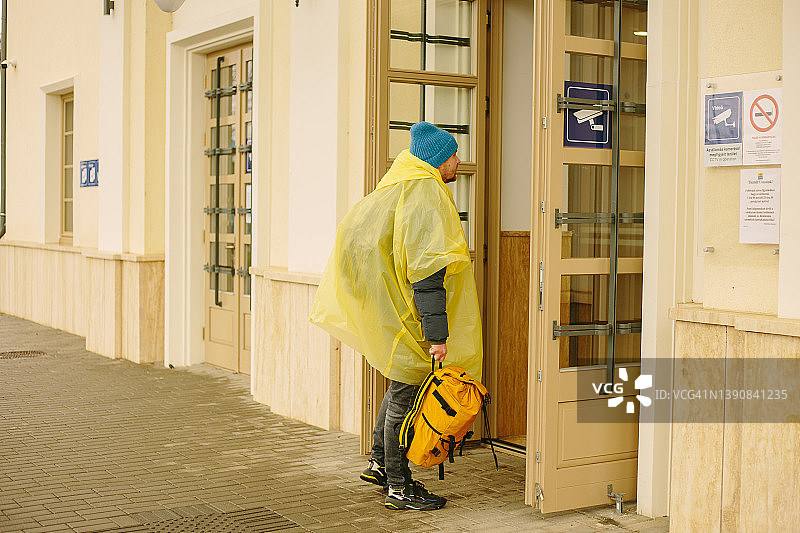 背着背包的年轻男人图片素材
