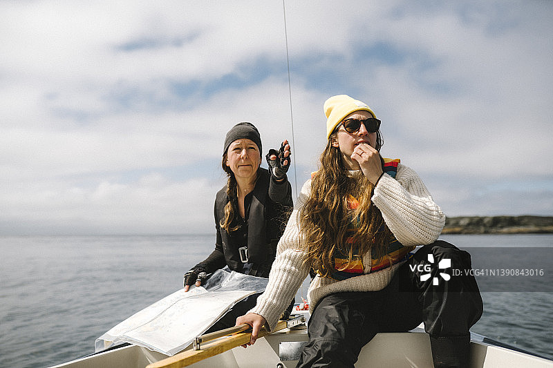 坐在船上用地图设定方向的女人图片素材